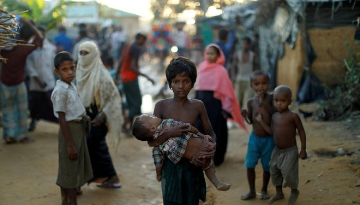 방글라데시, 아기를 안고 가는 로힝야족 난민 소녀