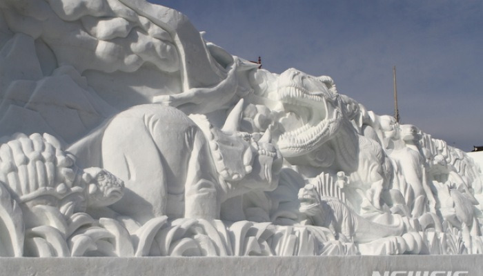 모습 드러낸 화천산천어축제 대형 눈조각
