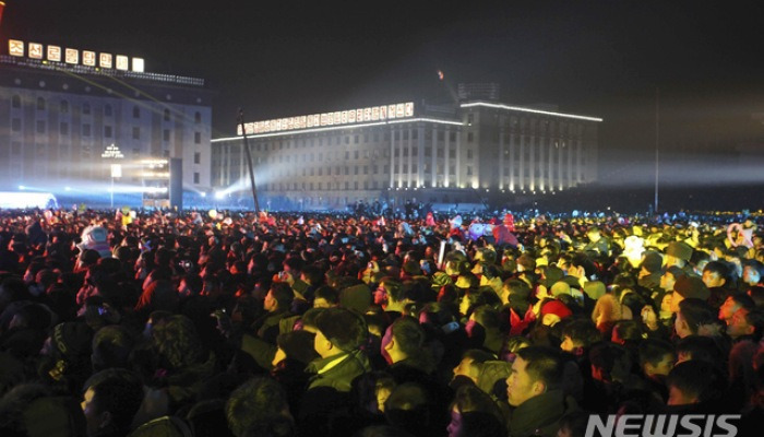 설맞이 공연 꽉 메운 北 주민들