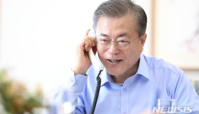 문 대통령, '국민과 통화로 신년 인사'