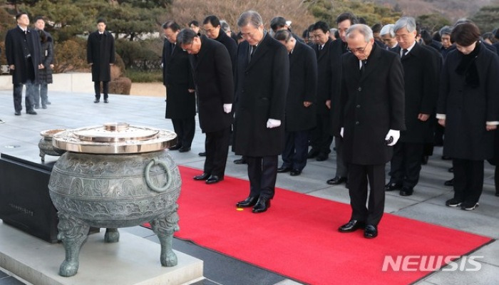 문 대통령, 새해 맞아 현충원 참배