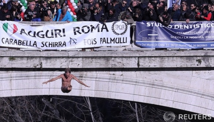 이탈리아 새해맞이 '다이빙'