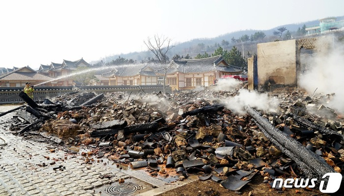 화재에 폭삭 주저앉은 동해 망상한옥마을 건물