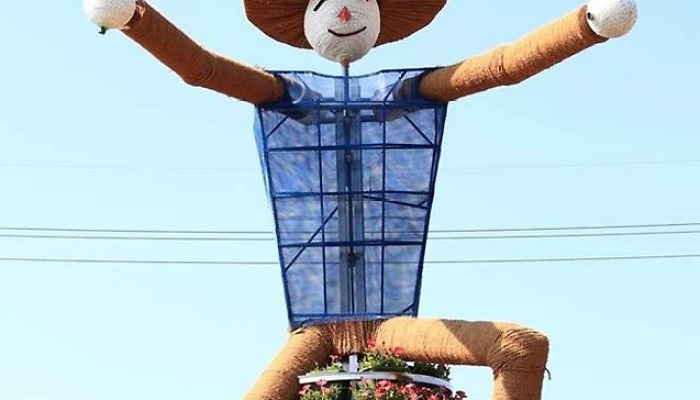 6.5m 높이 허수아비 '하늘에 닿겠네!'