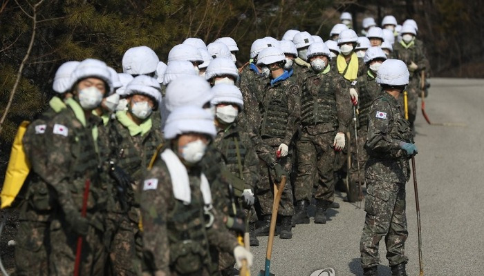 잔불 제거 위해 모인 장병들