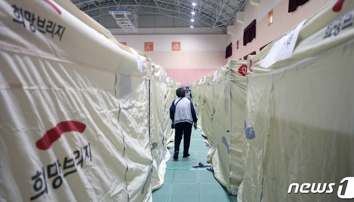 강원 산불 이재민 대피소에 찾아온 아침