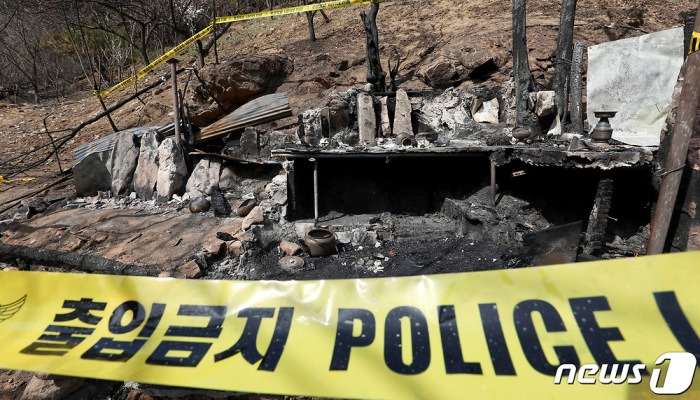 강릉 옥계 산불 추정 발화지점에 쳐놓은 폴리스라인