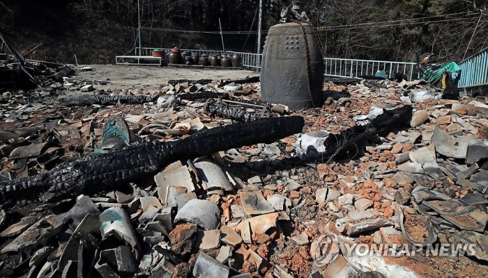 산불에 다 타버린 종각