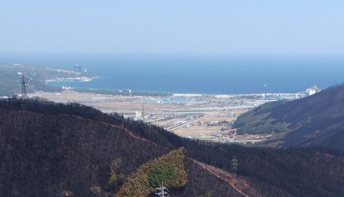 푸른 하늘&middot;바다와 대비되는 검은 산