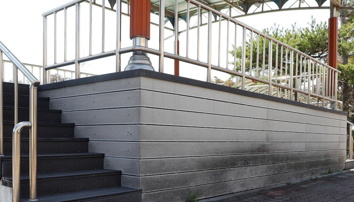 대형산불로 검게 그을린 옥계중학교 조회대