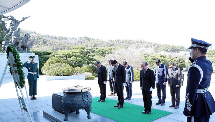 진영 행정안전부 장관 '국립서울현충원 참배'