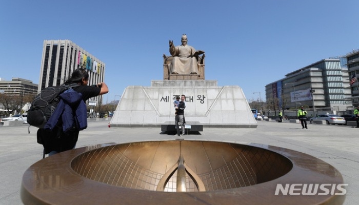 맑은 날씨 즐기는 관광객들