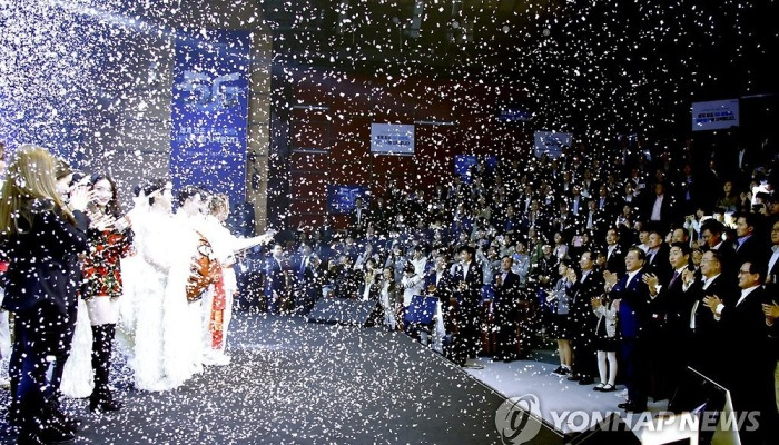 5G 테크 콘서트 출연진에게 박수 보내는 문 대통령