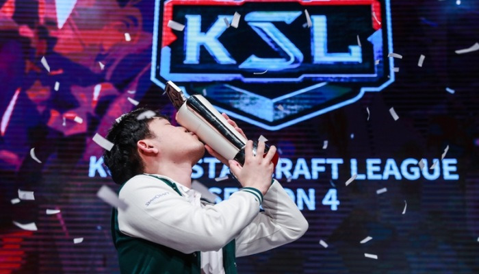 [포토] KSL 우승자 이재호, 트로피 키스!