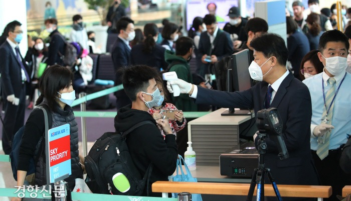 공항 탑승 게이트서도 발열검사 [포토뉴스]