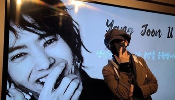 "인이어 찾으러"..양준일, 마스크로도 숨길 수 없는 연예인 포스 [★해시태그]