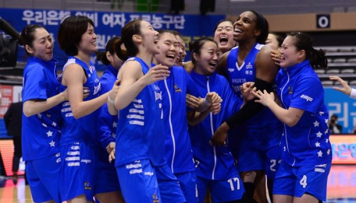 우리은행, KB 꺾고 '단독 1위 수성' [포토]