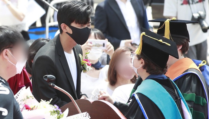 임영웅, 모교에서 인기 만점