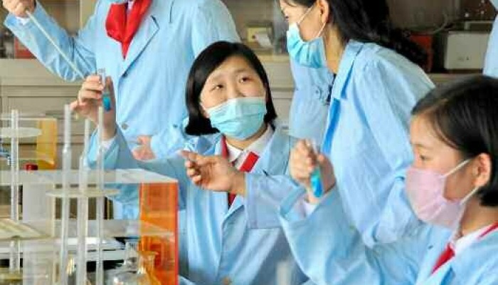 마스크 착용하고 실험하는 北 학생들