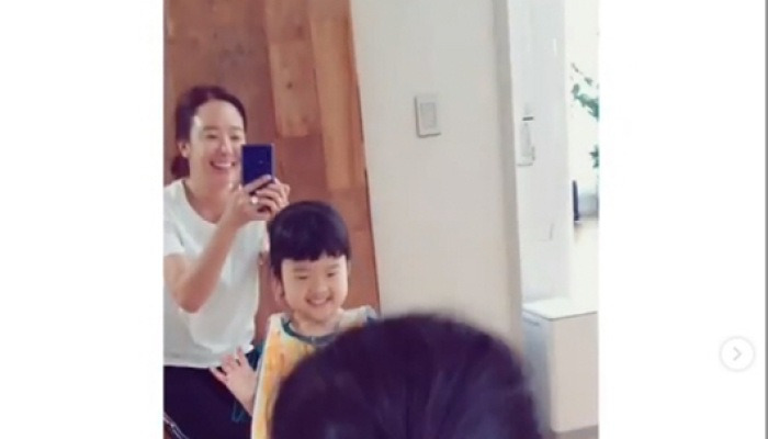 '백종원&hearts;' 소유진, 둘째 딸과 미술놀이..옷 만들고 착용까지 '감탄'