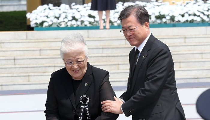 임욱자씨 자리로 안내하는 문 대통령