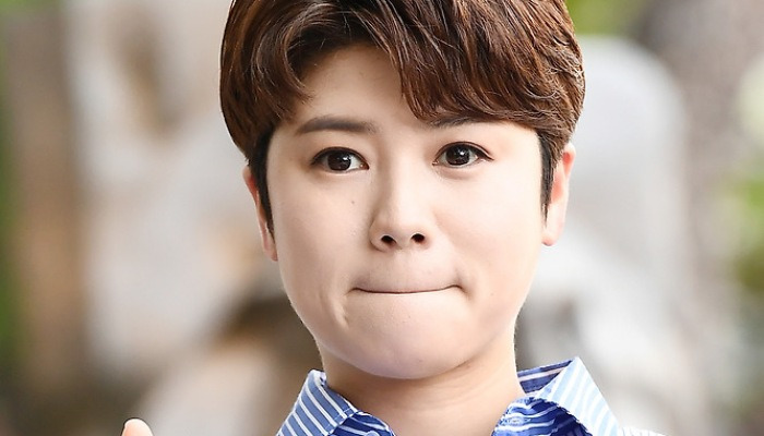 마이진 '앙다문 입술 손하트'[포토엔HD]