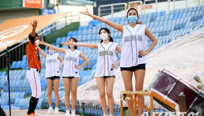 [포토] 한화 이글스 응원단, 18연패 탈출! 더 신나게!