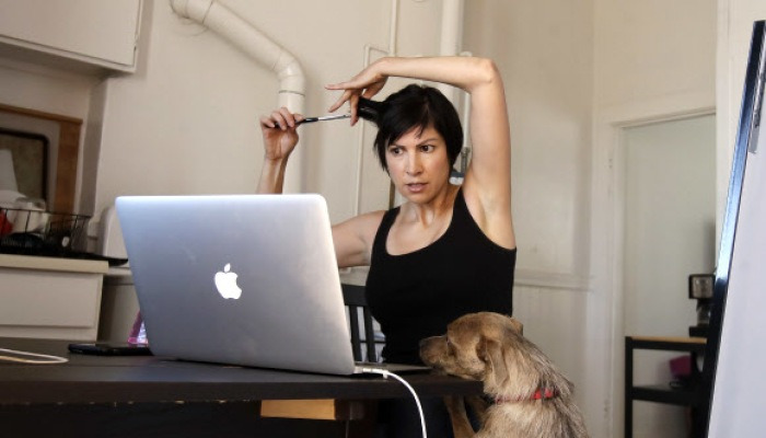 [서울포토] 코로나19 일상..화면 보며 '셀프 머리자르기'