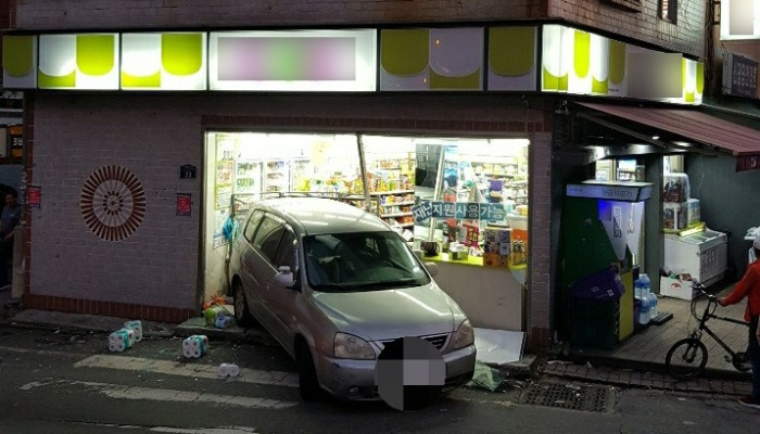 브레이크 안한 채 주차한 승용차 뒤로 밀려 편의점 돌진