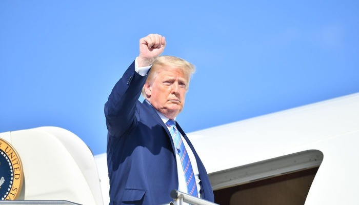 워싱턴 행 전용기 타며 주먹 불끈 쥔 트럼프