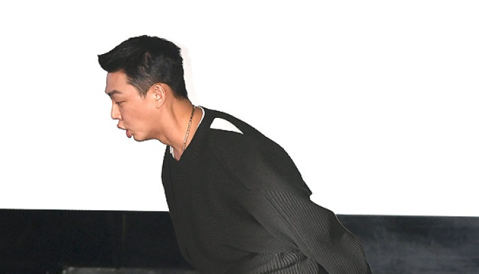 유아인, 하마터면 넘어질 뻔 [MK포토]