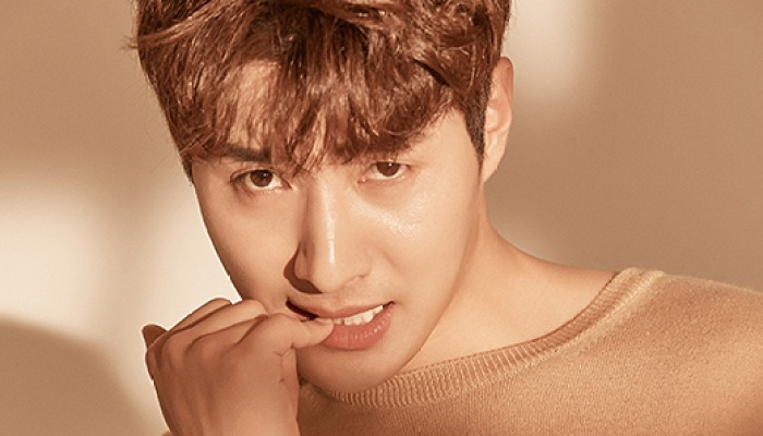 신정윤 "대학 시절 강하늘과 너무 닮아 형제로 불렸다" [화보]