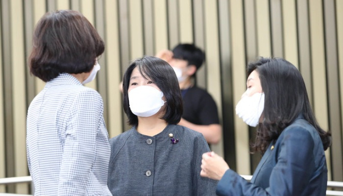 동료 의원들과 대화하는 윤미향 의원