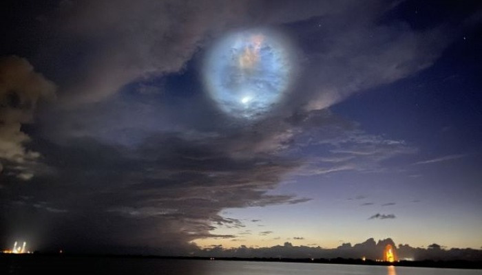 [우주를 보다] 동 틀 무렵의 UFO?..스페이스X 로켓이 하늘에 남긴 작품