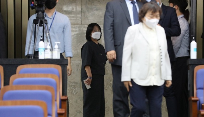 의원총회장 바라보는 민주당 윤미향 의원