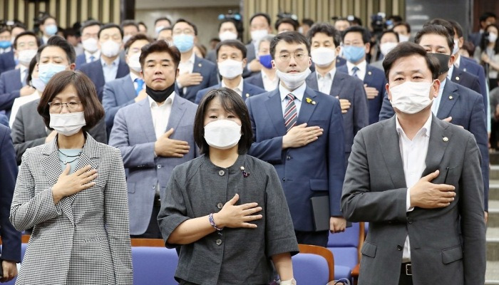 국민의례 하는 윤미향 의원