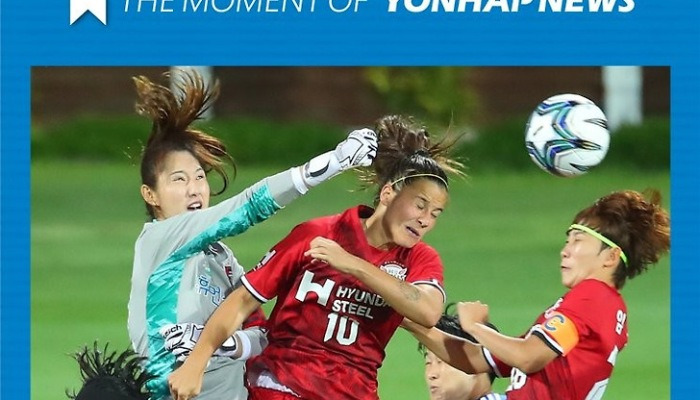 [모멘트] 공 걷어내는 전하늘