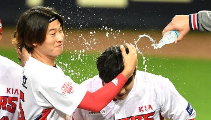 '끝내기' KIA 최원준 안아주며 기뻐하는 박찬호 [사진]