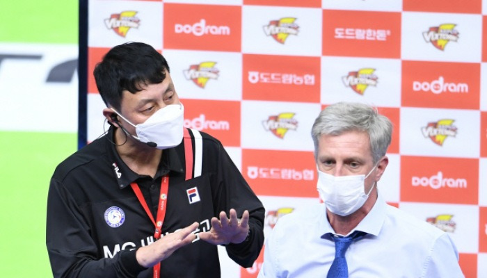 [포토]종료 후 항의하는 산틸리 감독을 진정시키는 주심