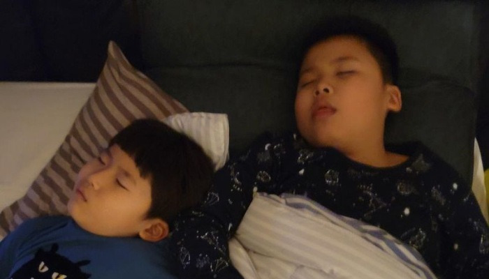 에바 포피엘, 잠든 두 아들 보며 흐뭇 "내 인생에서 제일 잘한 일" [SNS★컷]