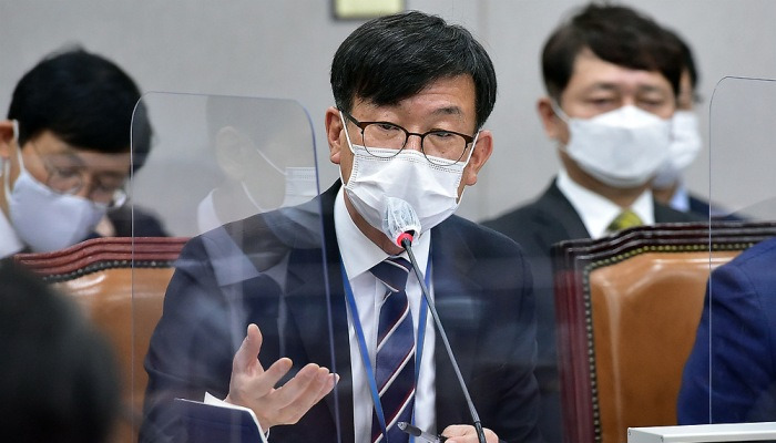 문 대통령, 김상조 정책실장 유임.. "교체할 때 아냐"