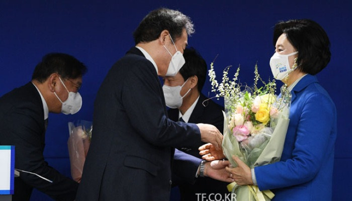 '민주당 서울시장 후보에 박영선'.. 예비후보 축하는 이낙연 [TF사진관]
