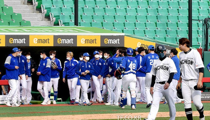 삼성 vs SSG, '경기는 9회말까지..결과는 10대 10 무승부' [TF사진관]