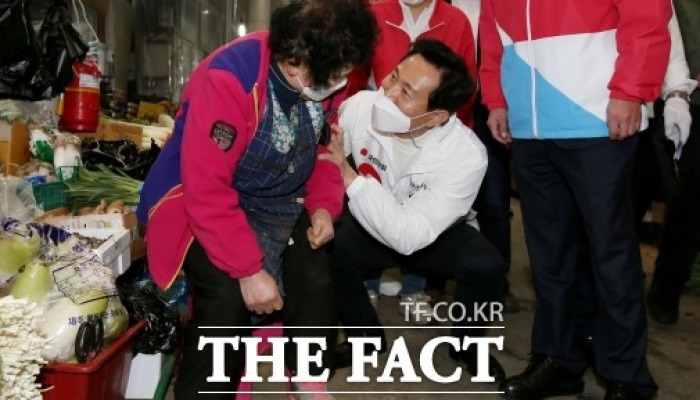 '낡은 운동화' 박영선 VS '몸 낮춘' 오세훈 [TF사진관]