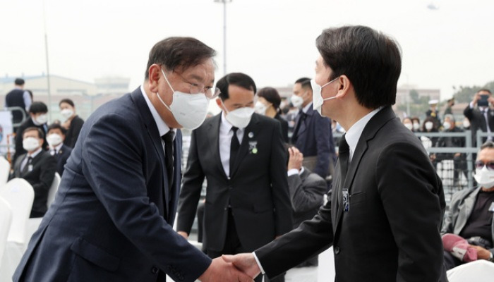 악수하는 김태년-안철수