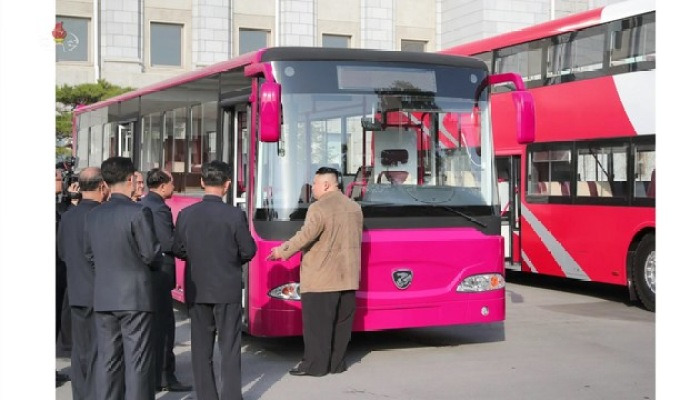 여객버스 시제품 현장 찾은 북한 김정은 위원장