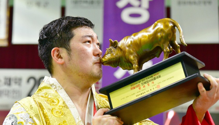 하늘내린 인제장사씨름대회 한라장사에 등극한 박성윤