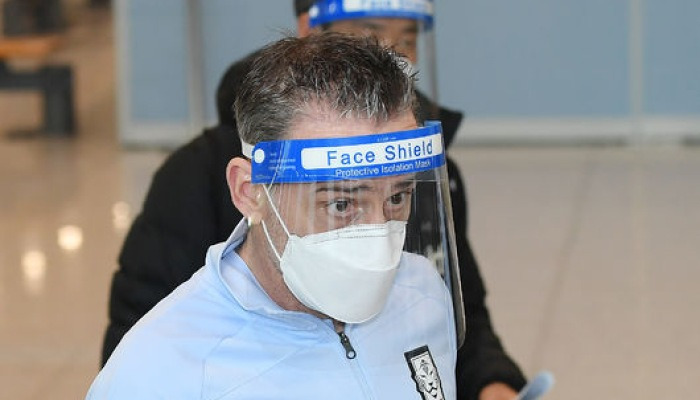 벤투 감독,'한일전 졸전끝 대패, 조용한 입국' [사진]