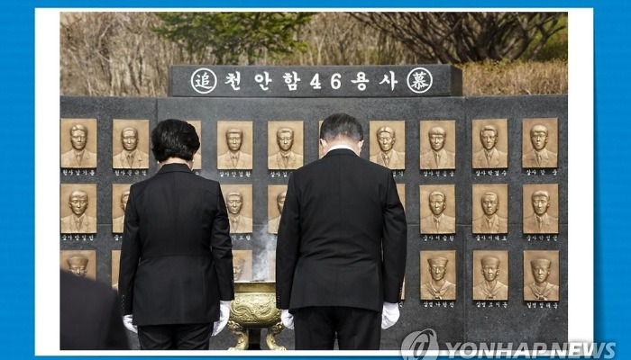 [모멘트] 천안함 46용사 추모비 참배하는 문 대통령 내외