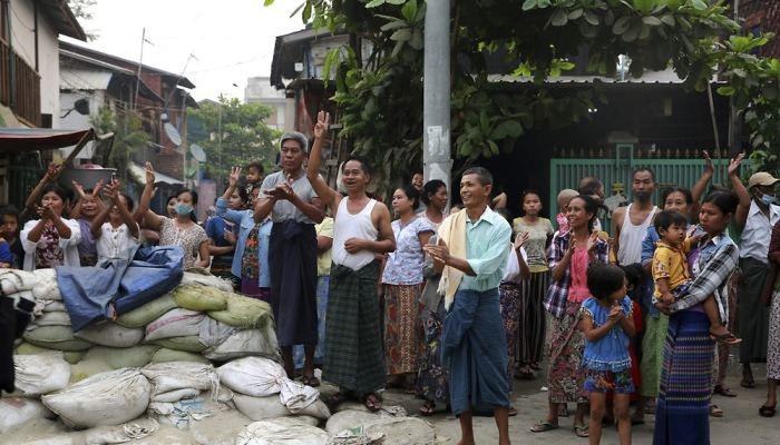 '세 손가락 경례'로 시위대 지지하는 미얀마 주민들